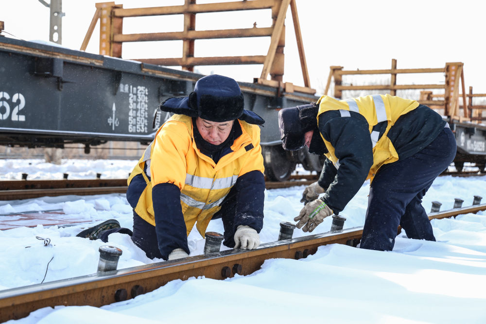 
浙江大学邵逸夫医院黄牛代挂号电话票贩子号贩子网上预约挂号,住院检查加快,新春走基层|“踩蘑菇”的铁路工人