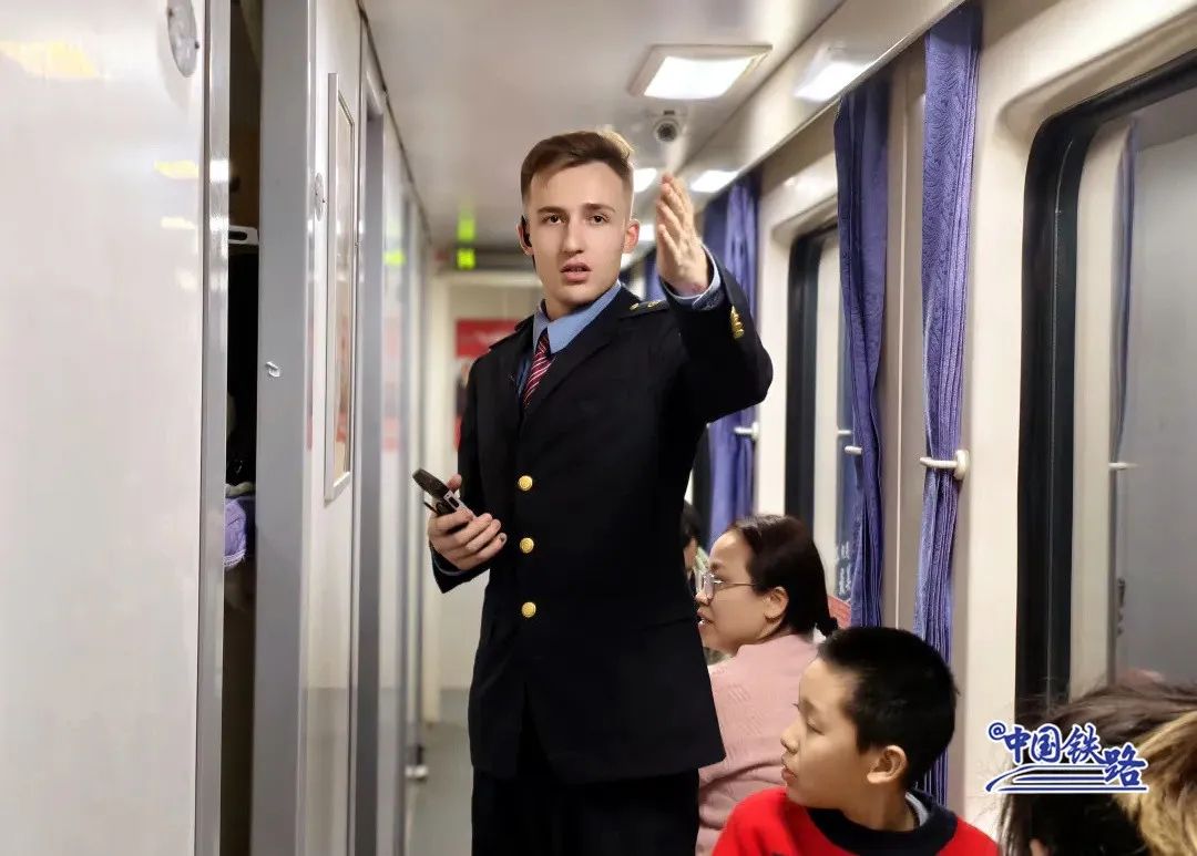 
上海儿童医学中心黄牛代挂号电话票贩子号贩子网上预约挂号,住院检查加快,全网都在找的帅气列车员！网友：好像王子！