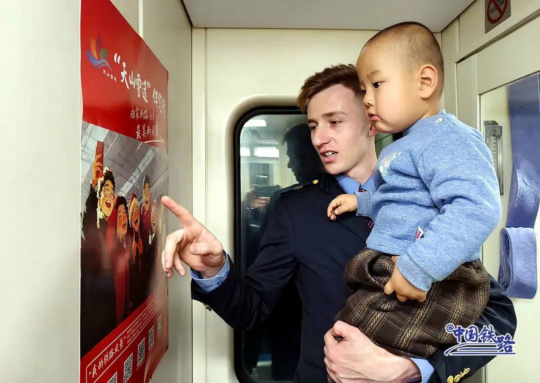 
上海儿童医学中心黄牛代挂号电话票贩子号贩子网上预约挂号,住院检查加快,全网都在找的帅气列车员！网友：好像王子！