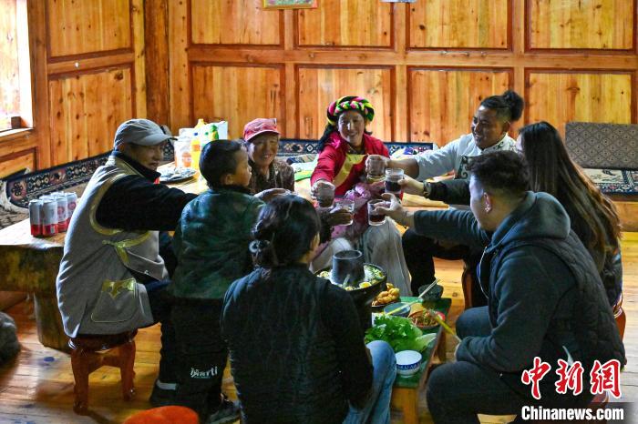 
北医六院黄牛代挂号电话票贩子号贩子网上预约挂号,住院检查加快,香格里拉青年的藏历新年：传统与现代的交响乐