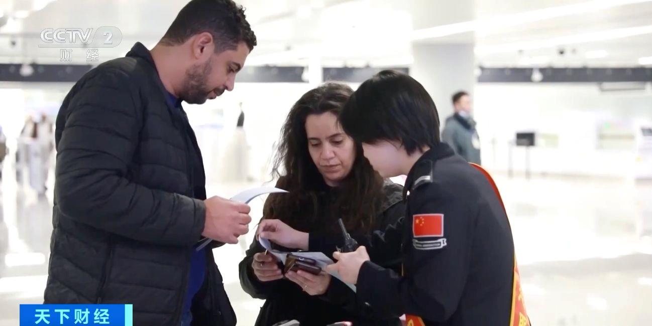
上海华东医院黄牛号贩子挂号电话跟着电影游中国 去年横店影视城外国游客量暴增近1000%