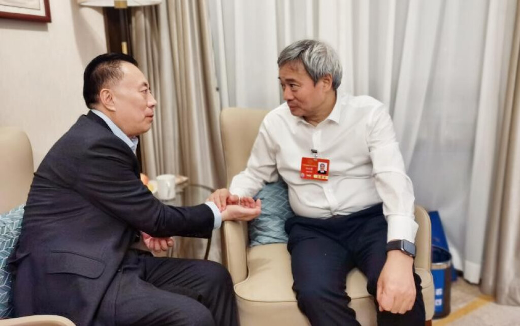 
长春吉大二院黄牛代挂号电话票贩子号贩子网上预约挂号,住院检查加快,两会现场｜老中医代表“走到哪儿扎到哪儿”