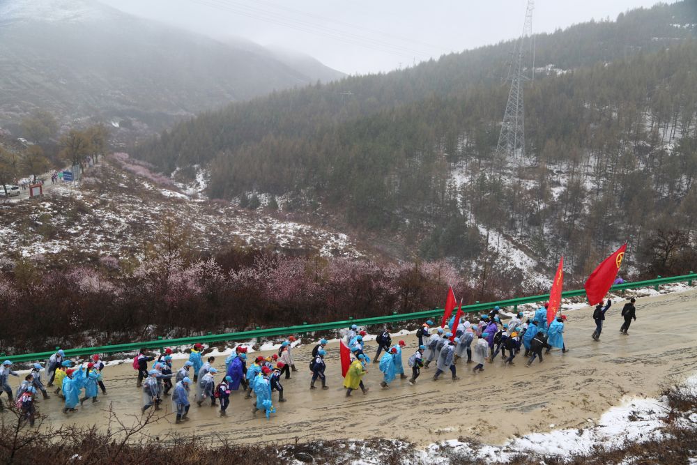 
浙江第二医院黄牛代挂号电话票贩子号贩子网上预约挂号,住院检查加快,半月谈丨30年，百里徒步祭英烈