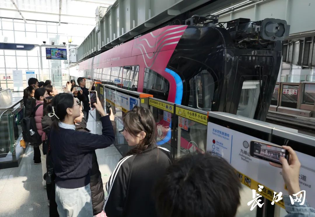 
上海仁济医院黄牛代挂号电话票贩子号贩子网上预约挂号,住院检查加快,滴！大学生实践团打卡国内首条空轨 体验未来城市交通