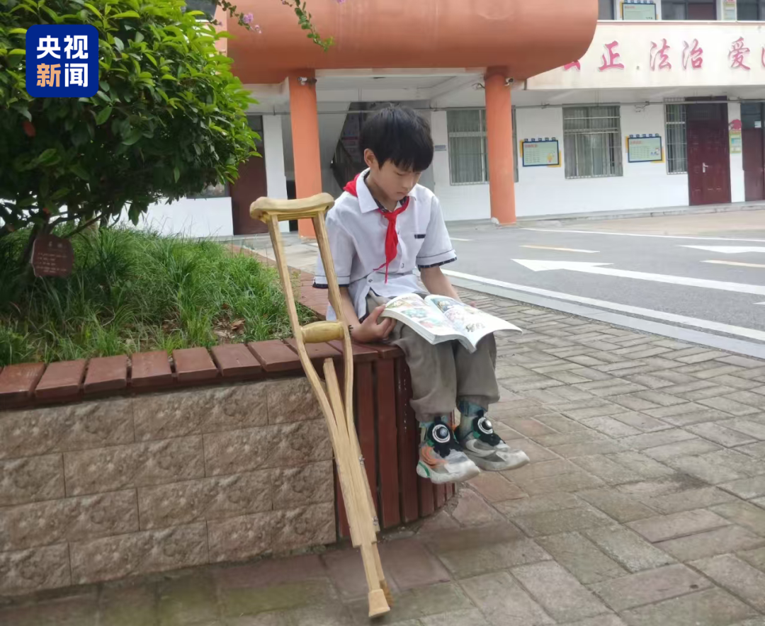 
空军特色医学中心黄牛代挂号电话票贩子号贩子网上预约挂号,住院检查加快,男孩丢掉拐杖，接下来的动作全场沸腾！