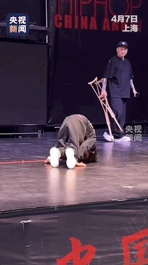 
空军特色医学中心黄牛代挂号电话票贩子号贩子网上预约挂号,住院检查加快,男孩丢掉拐杖，接下来的动作全场沸腾！
