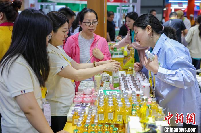 
中山大学中山眼科医院黄牛号贩子挂号电话消博会畅购 “新马泰” 特色好物