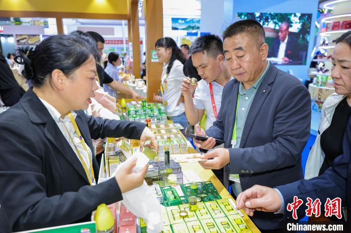 
中山大学中山眼科医院黄牛号贩子挂号电话消博会畅购 “新马泰” 特色好物