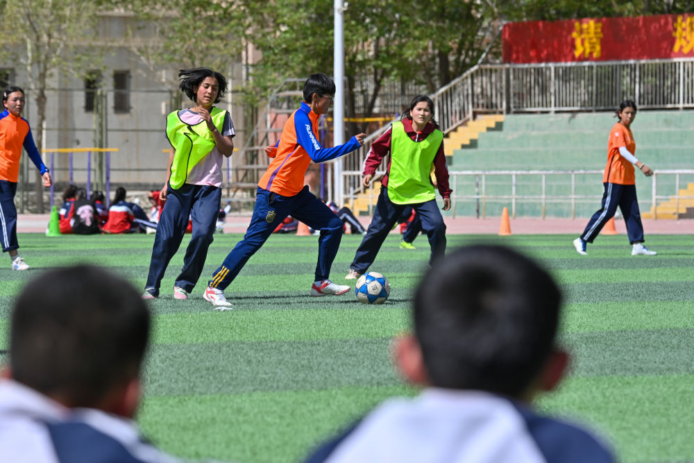 
中国中医科学院西苑黄牛代挂号电话票贩子号贩子网上预约挂号,住院检查加快,昆仑山下 足球女孩逐梦绿茵场