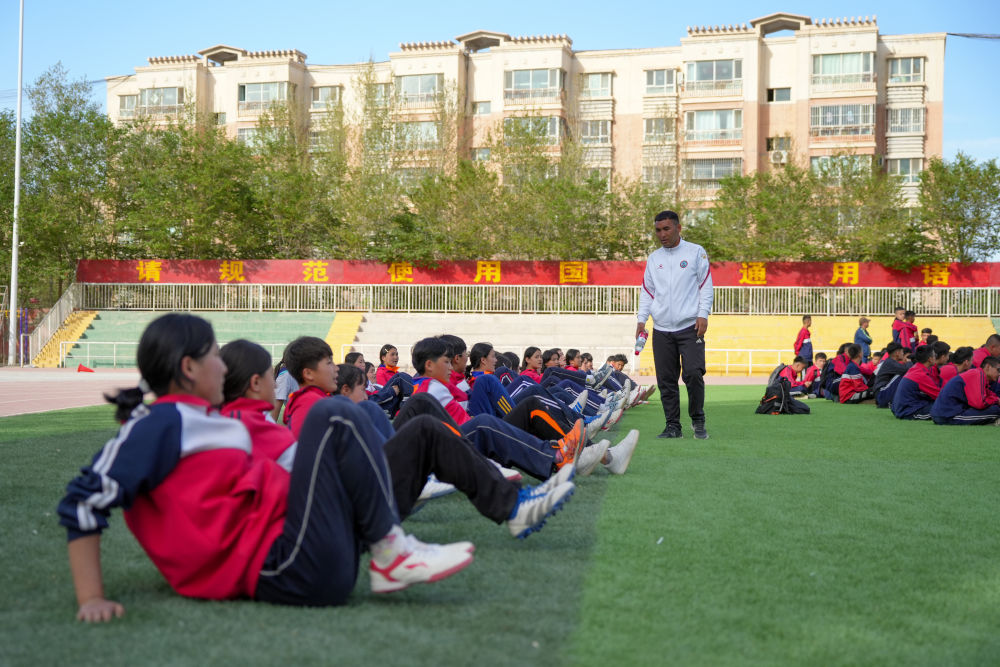 
中国中医科学院西苑黄牛代挂号电话票贩子号贩子网上预约挂号,住院检查加快,昆仑山下 足球女孩逐梦绿茵场