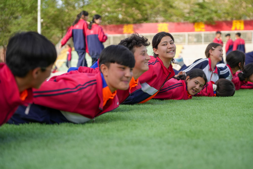 
中国中医科学院西苑黄牛代挂号电话票贩子号贩子网上预约挂号,住院检查加快,昆仑山下 足球女孩逐梦绿茵场