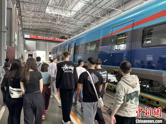 
中国人民解放军总医院黄牛代挂号电话票贩子号贩子网上预约挂号,住院检查加快,德国师生探访大熊猫故里：真实的中国不该只在旧课本中