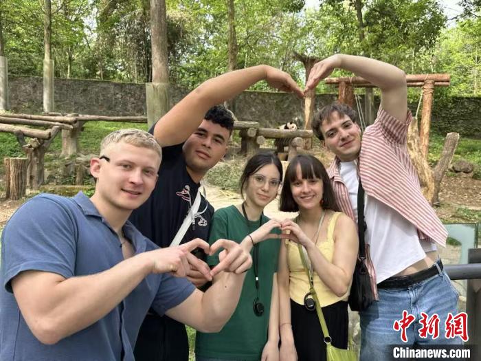 
中国人民解放军总医院黄牛代挂号电话票贩子号贩子网上预约挂号,住院检查加快,德国师生探访大熊猫故里：真实的中国不该只在旧课本中