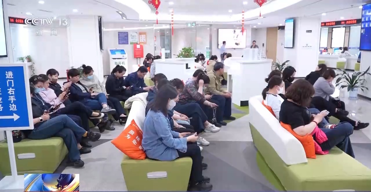 
浙江第一医院黄牛代挂号电话票贩子号贩子网上预约挂号,住院检查加快,身份证换证高峰来临 江苏警方出台便民举措