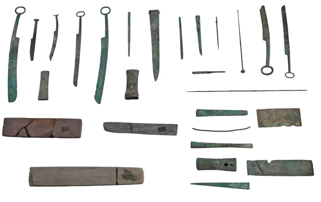 △ 春秋·书刻工具，济宁市博物馆藏。这套“春秋豪华文具套装”中，有七件青铜削、两把青铜刻刀，它们可以用来在简牍上刻字、剔字。点击查看更多
