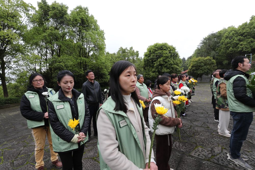 
二龙路肛肠医院黄牛代挂号电话票贩子号贩子网上预约挂号,住院检查加快,新华全媒＋|芳草寄思念——清明假期见闻