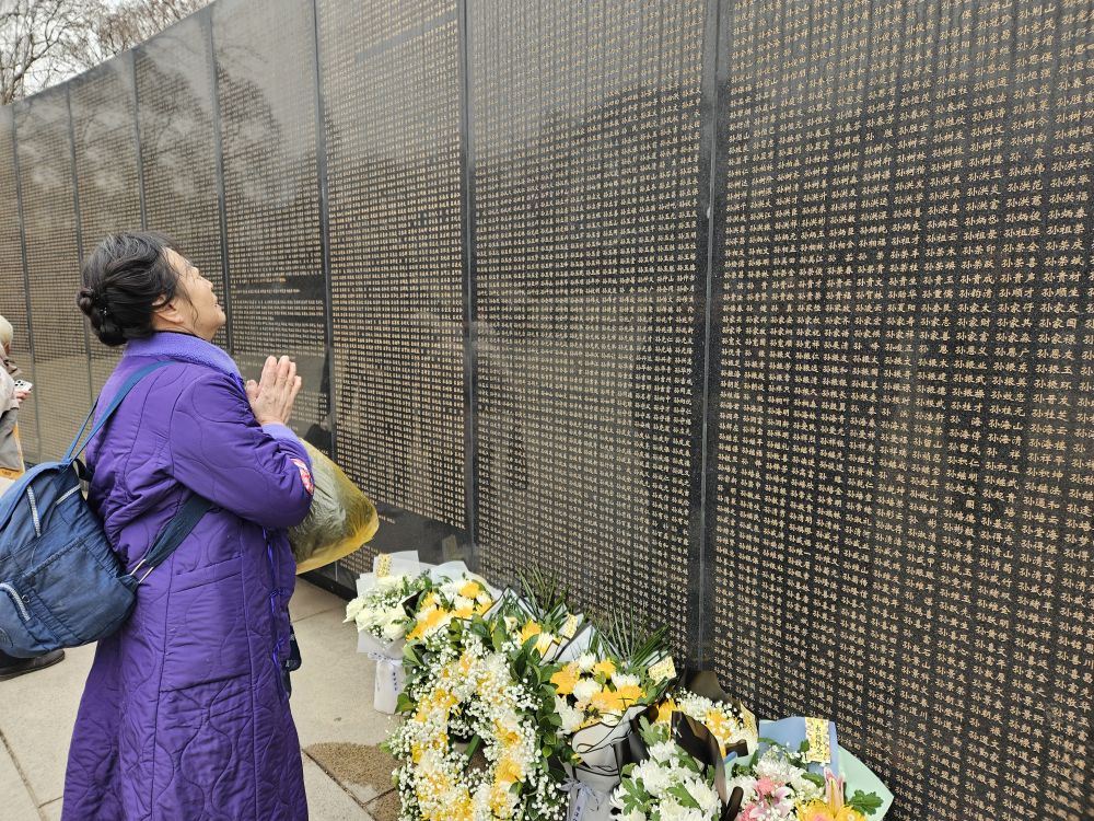 
二龙路肛肠医院黄牛代挂号电话票贩子号贩子网上预约挂号,住院检查加快,新华全媒＋|芳草寄思念——清明假期见闻