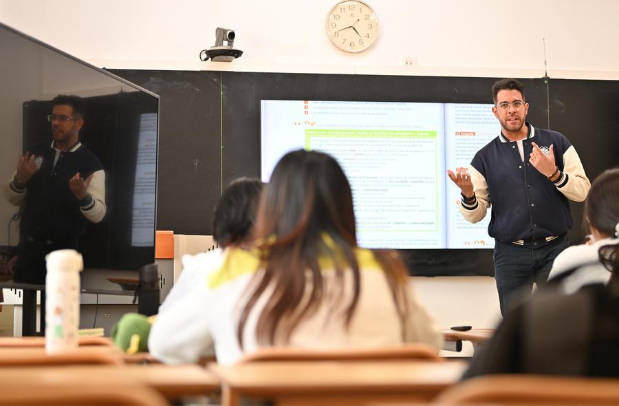 
首都医科大学附属天坛医院黄牛代挂号电话票贩子号贩子网上预约挂号,住院检查加快,“老外”在中国｜西语外教的相声情缘