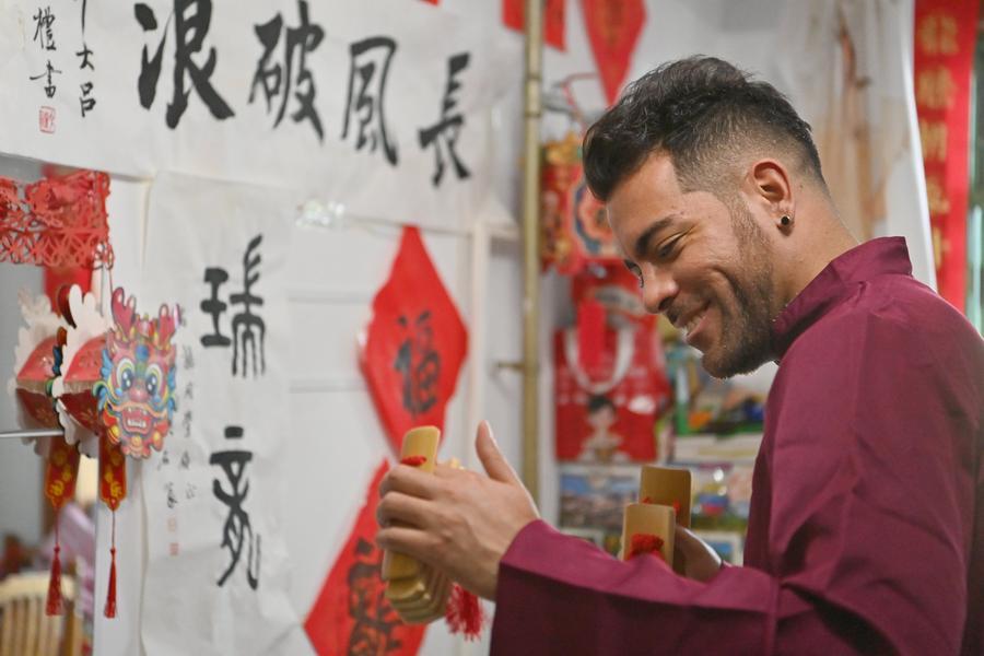 
首都医科大学附属天坛医院黄牛代挂号电话票贩子号贩子网上预约挂号,住院检查加快,“老外”在中国｜西语外教的相声情缘