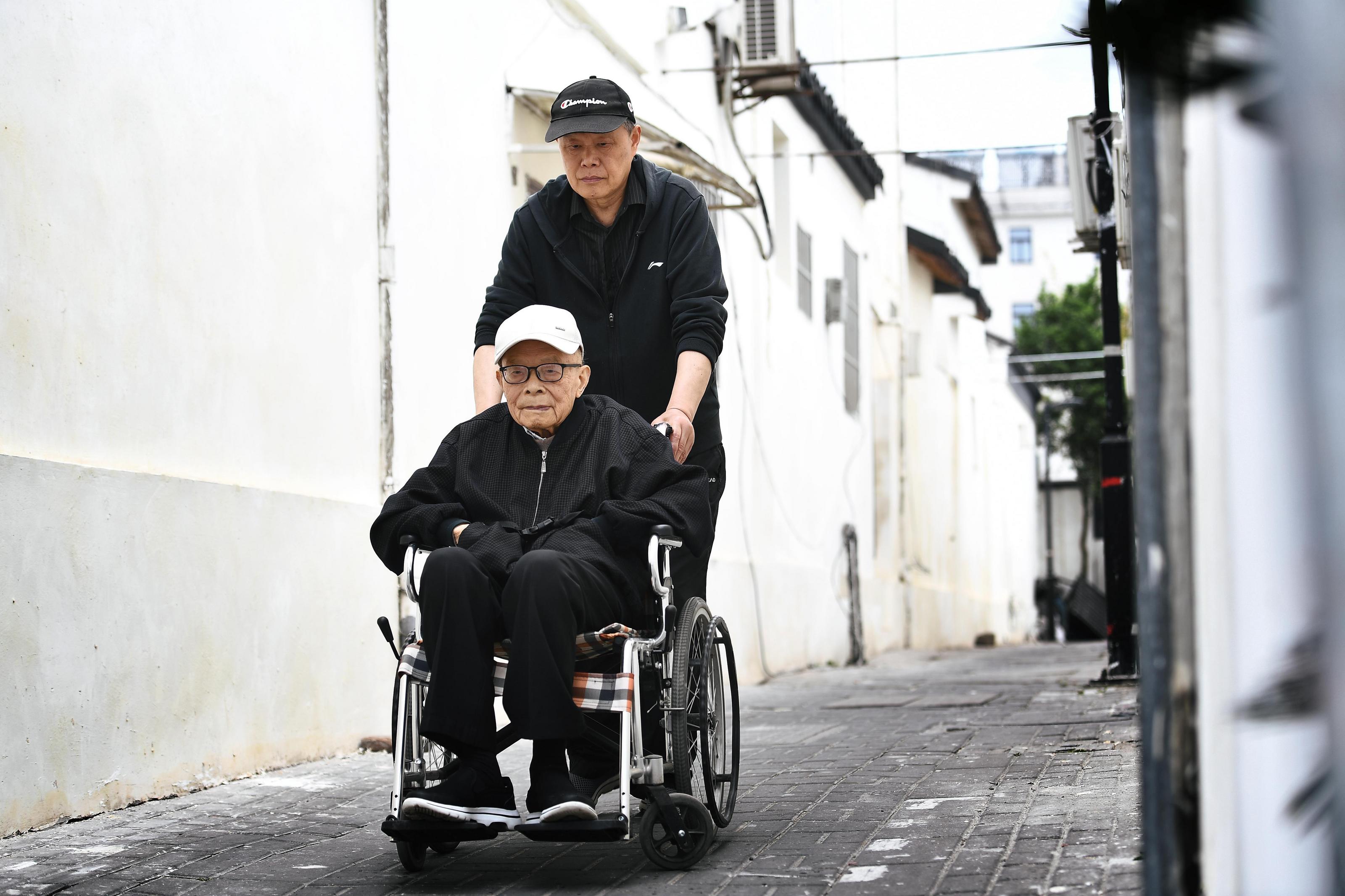 
北京天坛医院黄牛代挂号电话票贩子号贩子网上预约挂号,住院检查加快,读城｜百岁老书翁守着百年旧书店：爱书的人多，书香不会散！