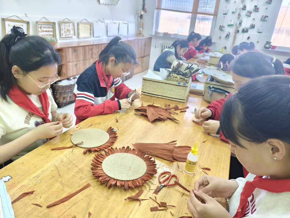 
上海儿童医学中心黄牛代挂号电话票贩子号贩子网上预约挂号,住院检查加快,激发“村小”活力 共绘多彩童年——乡村基础教育发展观察