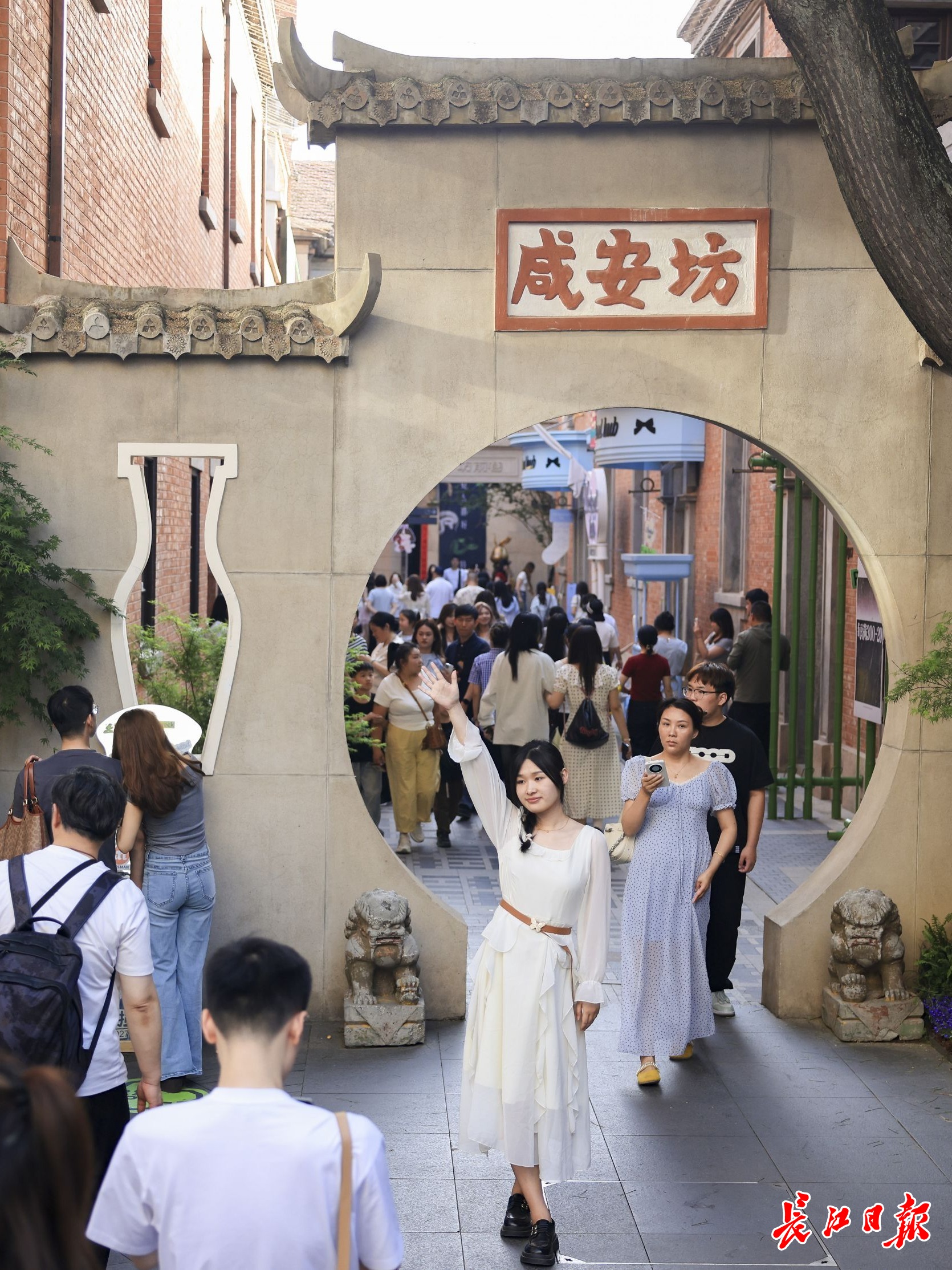 
广州市第一人民医院黄牛代挂号电话票贩子号贩子网上预约挂号,住院检查加快,老房子“归来”人潮涌