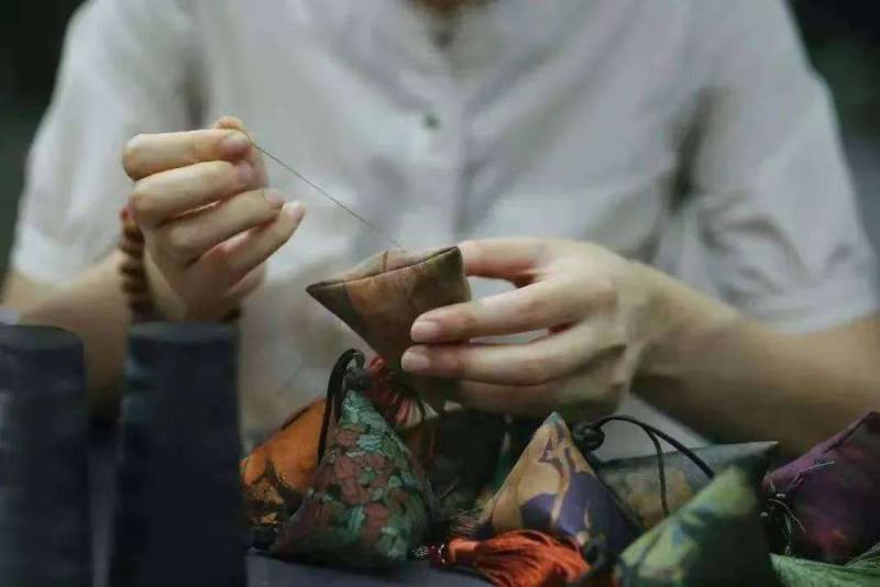 
南京市中医院黄牛代挂号电话票贩子号贩子网上预约挂号,住院检查加快,新疆端午玩出新花样 龙舟、粽子、香囊“卷”出地域特色