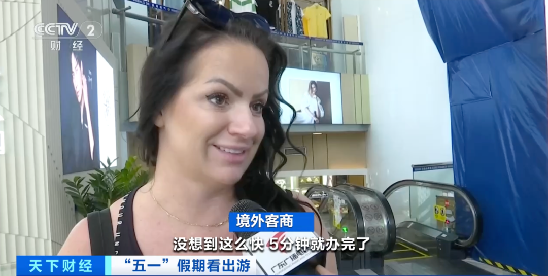 
上海胸科医院黄牛代挂号电话票贩子号贩子网上预约挂号,住院检查加快,旅游+购物 外国人提着行李箱来“扫货”
