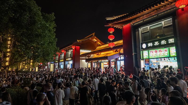 △西安：大唐不夜城景区游人如织