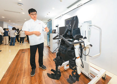 
广州医科大学附属口腔医院黄牛号贩子挂号电话养老机器人温暖幸福晚年