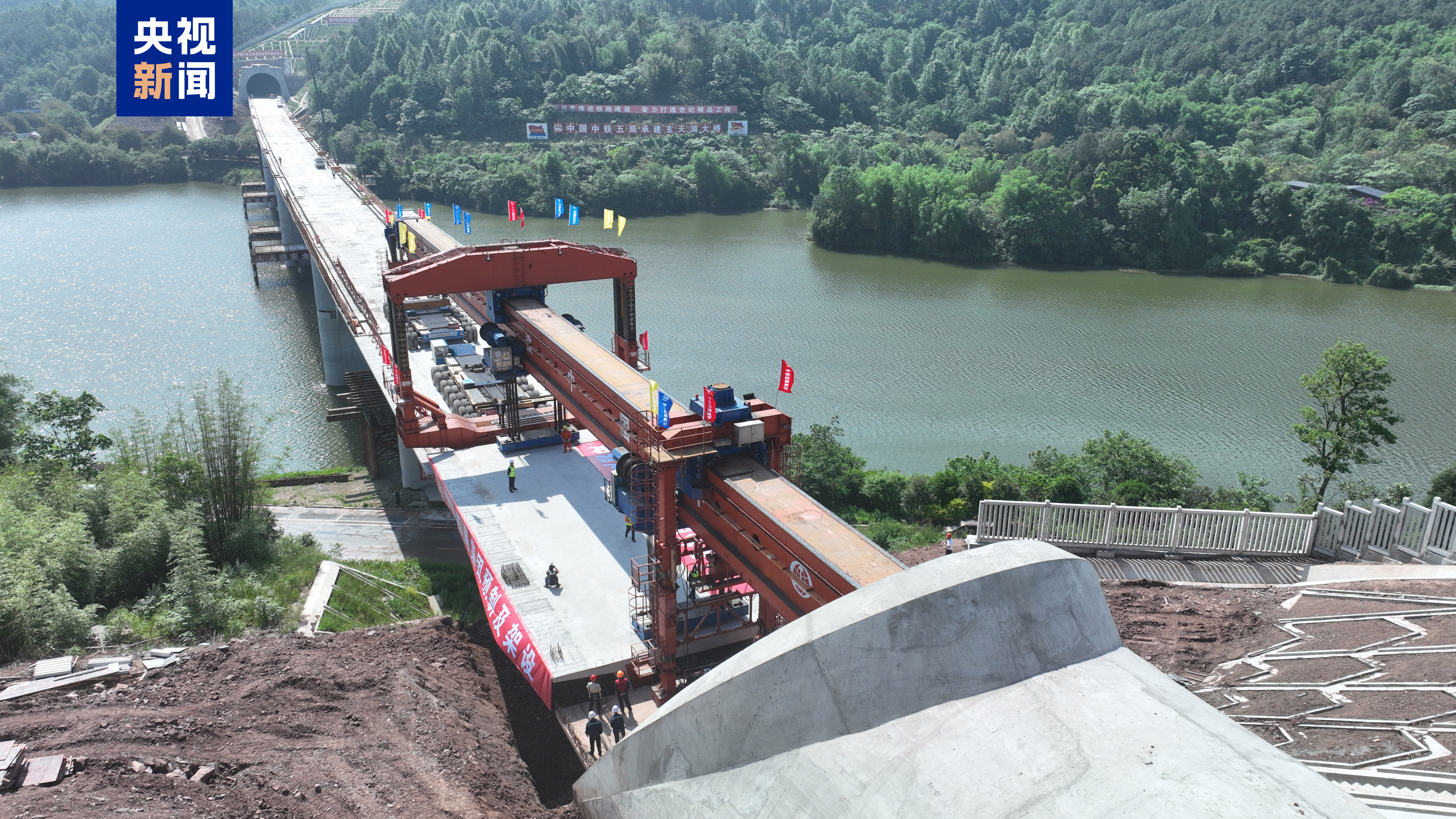 
中国人民解放军总医院黄牛代挂号电话票贩子号贩子网上预约挂号,住院检查加快,成渝中线高铁玄天湖双线大桥顺利贯通