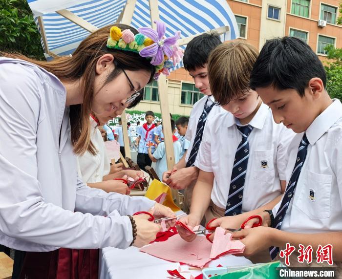 
空军特色医学中心黄牛代挂号电话票贩子号贩子网上预约挂号,住院检查加快,（乡村行·看振兴）“洋学生”做客浙江义乌乡村小学 学剪纸悟文化