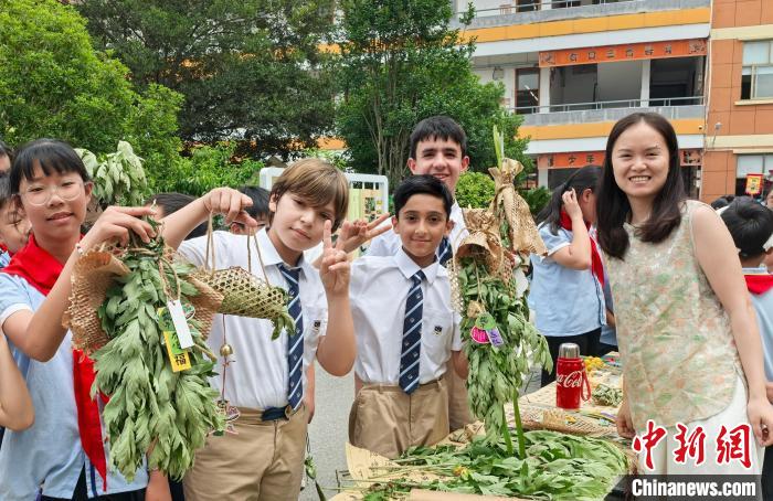 
空军特色医学中心黄牛代挂号电话票贩子号贩子网上预约挂号,住院检查加快,（乡村行·看振兴）“洋学生”做客浙江义乌乡村小学 学剪纸悟文化