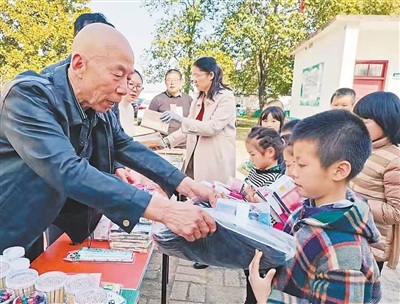 
北京301医院黄牛代挂号电话票贩子号贩子网上预约挂号,住院检查加快,收废品助学，爱心传递不停歇（暖心故事）