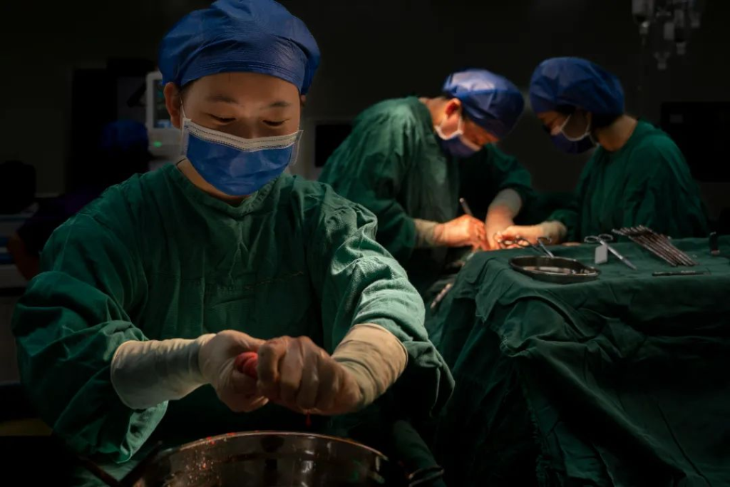 
北医六院黄牛代挂号电话票贩子号贩子网上预约挂号,住院检查加快,如何培养出中国的好医生①|一代代医学生的“成长日记”