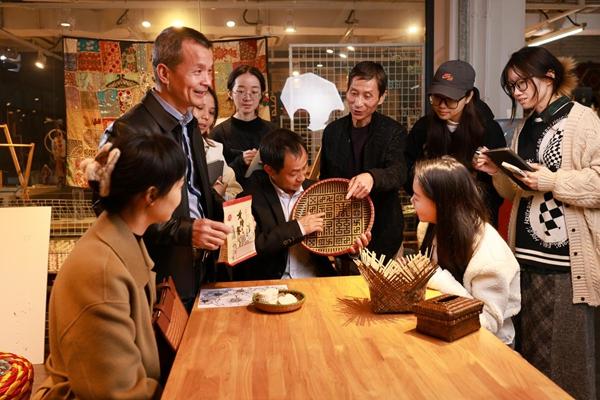 
浙江第一医院黄牛代挂号电话票贩子号贩子网上预约挂号,住院检查加快,非遗“老手艺”碰撞高校“新活力”｜文化中国行
