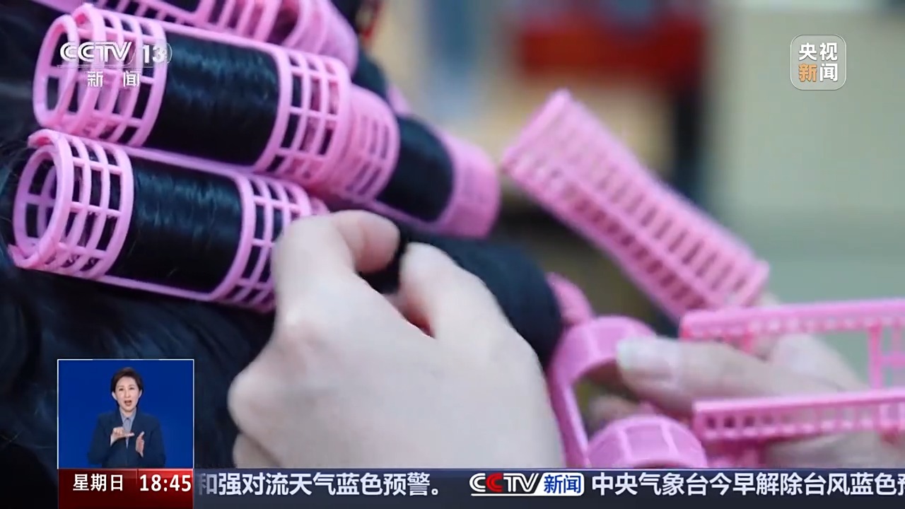 
成都华西医院黄牛代挂号电话票贩子号贩子网上预约挂号,住院检查加快,光阴的故事丨一把梳 一卷筒 藏在古巷的老手艺“手推波”卷出新审美