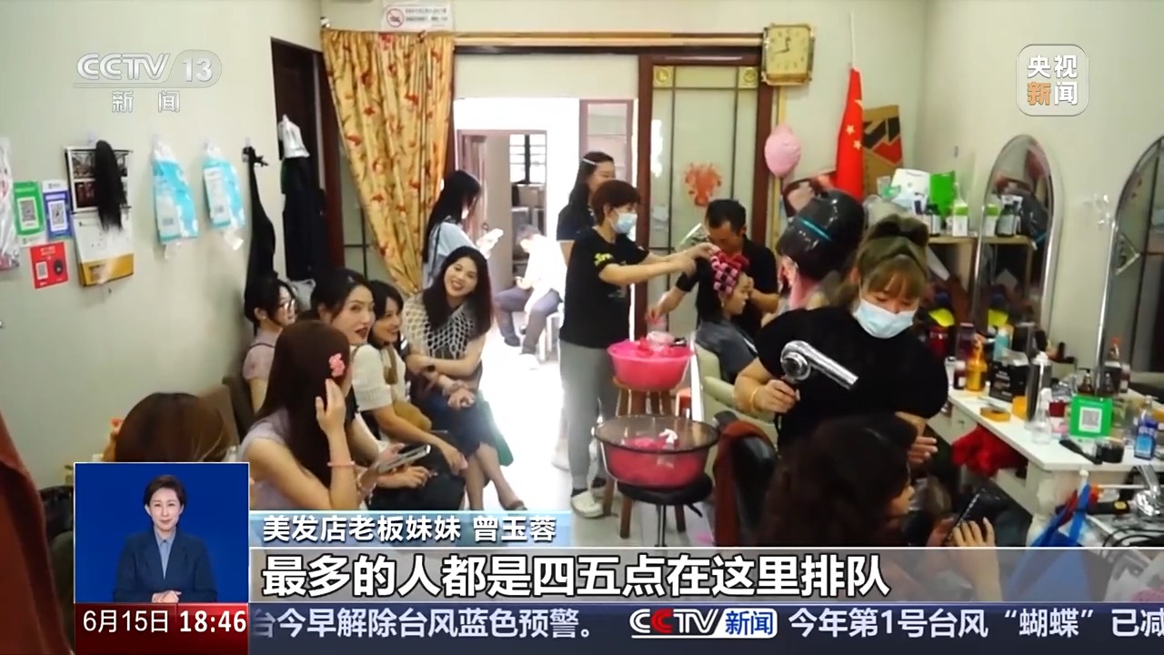 
成都华西医院黄牛代挂号电话票贩子号贩子网上预约挂号,住院检查加快,光阴的故事丨一把梳 一卷筒 藏在古巷的老手艺“手推波”卷出新审美