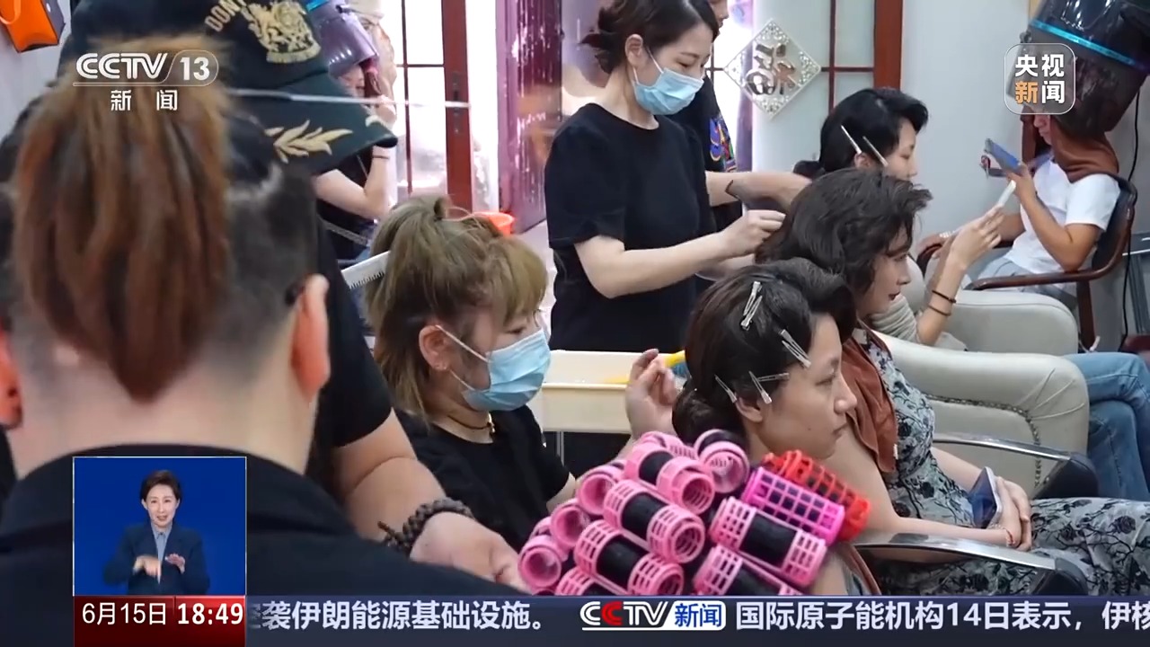 
成都华西医院黄牛代挂号电话票贩子号贩子网上预约挂号,住院检查加快,光阴的故事丨一把梳 一卷筒 藏在古巷的老手艺“手推波”卷出新审美