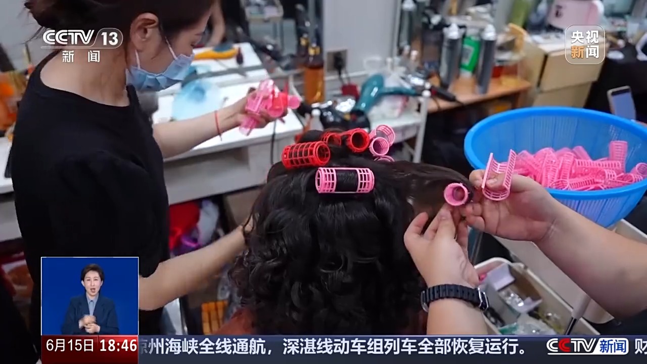 
成都华西医院黄牛代挂号电话票贩子号贩子网上预约挂号,住院检查加快,光阴的故事丨一把梳 一卷筒 藏在古巷的老手艺“手推波”卷出新审美