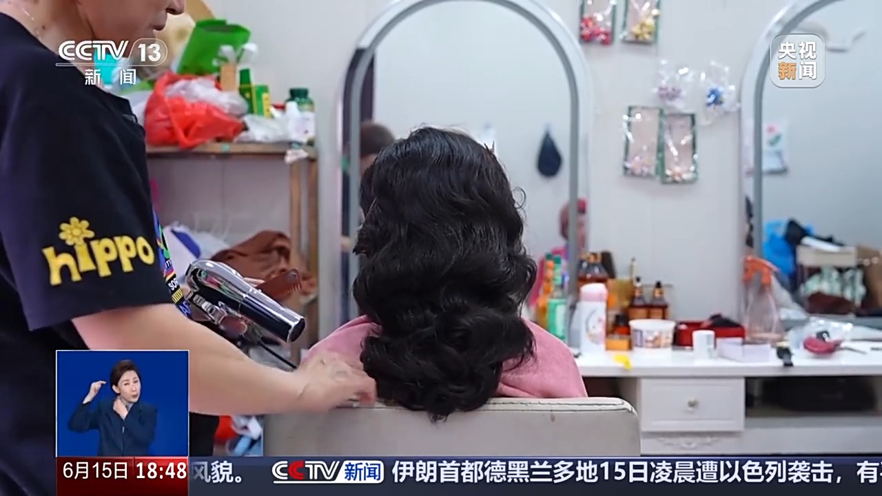 
成都华西医院黄牛代挂号电话票贩子号贩子网上预约挂号,住院检查加快,光阴的故事丨一把梳 一卷筒 藏在古巷的老手艺“手推波”卷出新审美