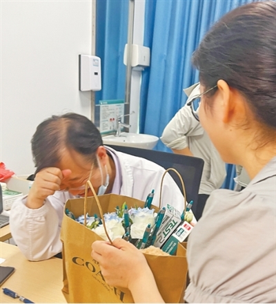 
北医三院黄牛代挂号电话票贩子号贩子网上预约挂号,住院检查加快,家属送上笔花束 医生开心到“模糊”（暖相册）