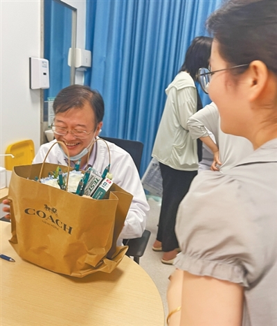 
北医三院黄牛代挂号电话票贩子号贩子网上预约挂号,住院检查加快,家属送上笔花束 医生开心到“模糊”（暖相册）