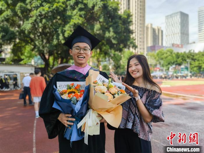 
北京西苑医院黄牛代挂号电话票贩子号贩子网上预约挂号,住院检查加快,东盟学子广西毕业：老挝女孩圆医学梦 印尼兄妹盼归国创业