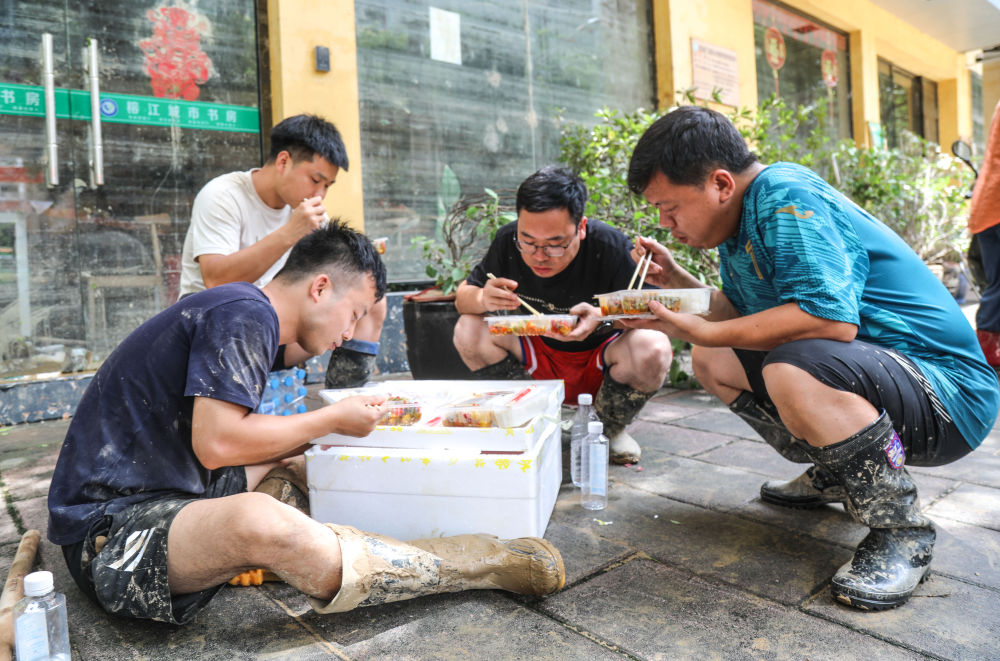 
广州口腔医院黄牛代挂号电话票贩子号贩子网上预约挂号,住院检查加快,温度丨集合，带上菜刀？村民道出实情：为抗洪救灾人员做饭