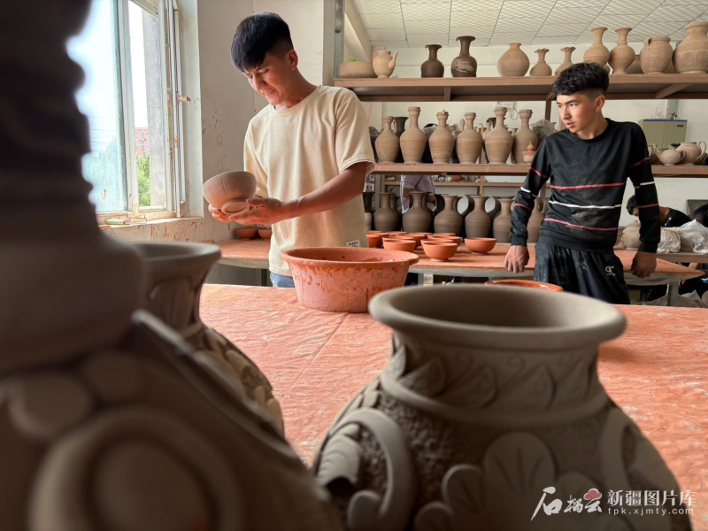 
上海瑞金医院黄牛代挂号电话票贩子号贩子网上预约挂号,住院检查加快,边关万里行·遇见丨阿克陶匠人给土陶打“艺术点滴”