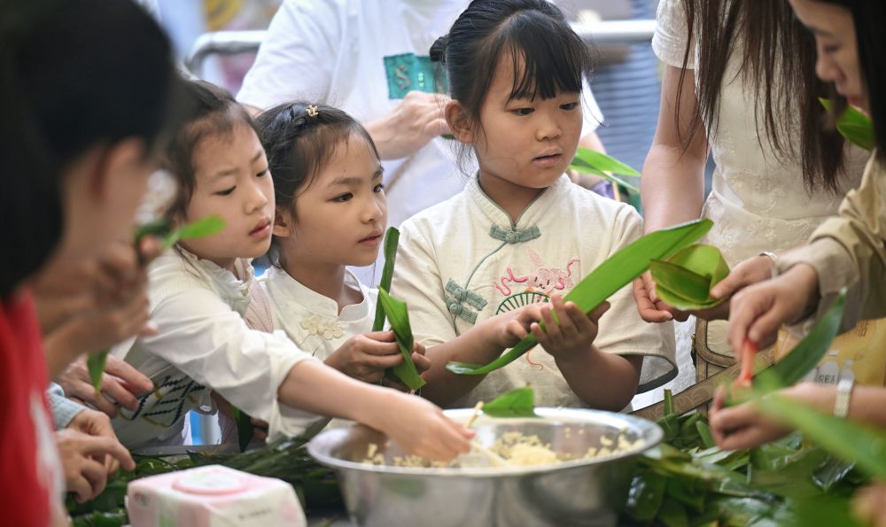 
北京301医院黄牛代挂号电话票贩子号贩子网上预约挂号,住院检查加快,假期出游火 文化味更浓——2025年端午节假期盘点