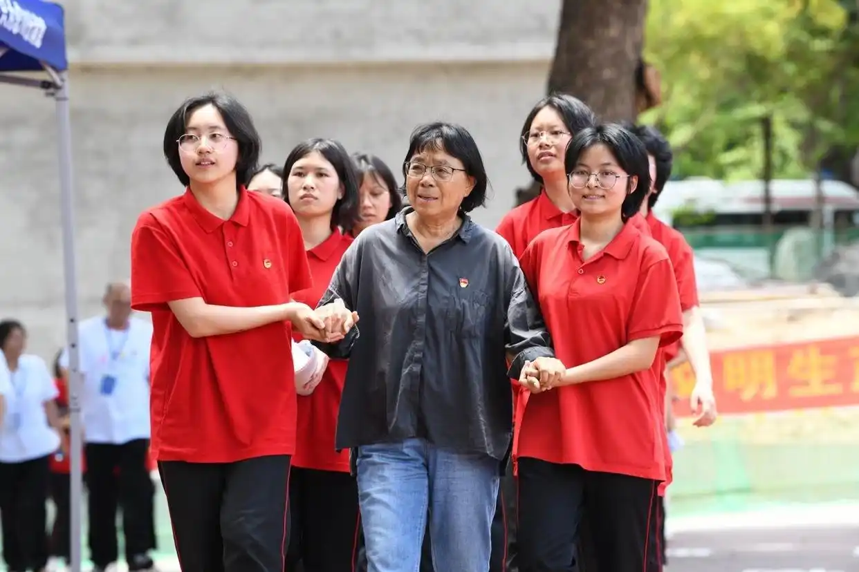 
北京大学第三医院黄牛代挂号电话票贩子号贩子网上预约挂号,住院检查加快,连续15年高考送考 张桂梅的小喇叭再次吹响高考冲锋号