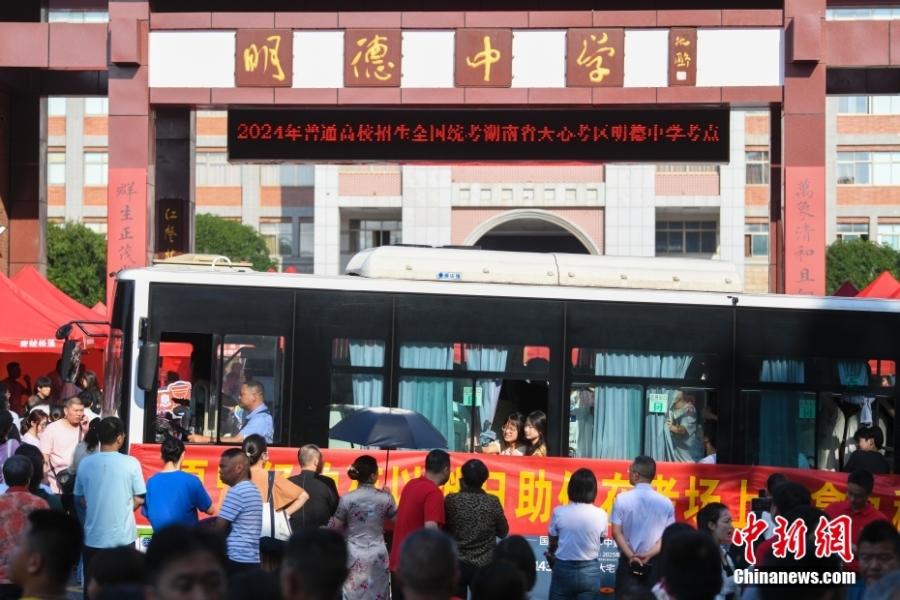 
首都医科院整形外科医院黄牛代挂号电话票贩子号贩子网上预约挂号,住院检查加快,2025年高考拉开大幕！千万考生奔赴人生大考