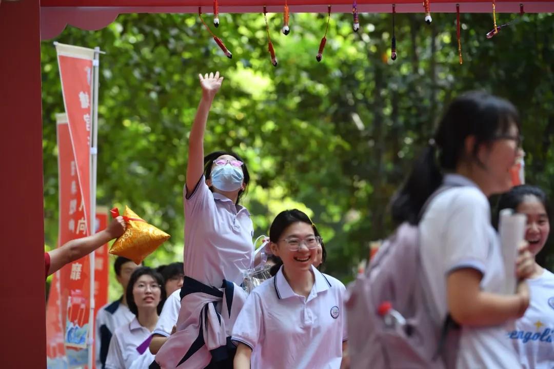 
上海儿童医学中心黄牛代挂号电话票贩子号贩子网上预约挂号,住院检查加快,这些高考送考名场面 满满都是仪式感